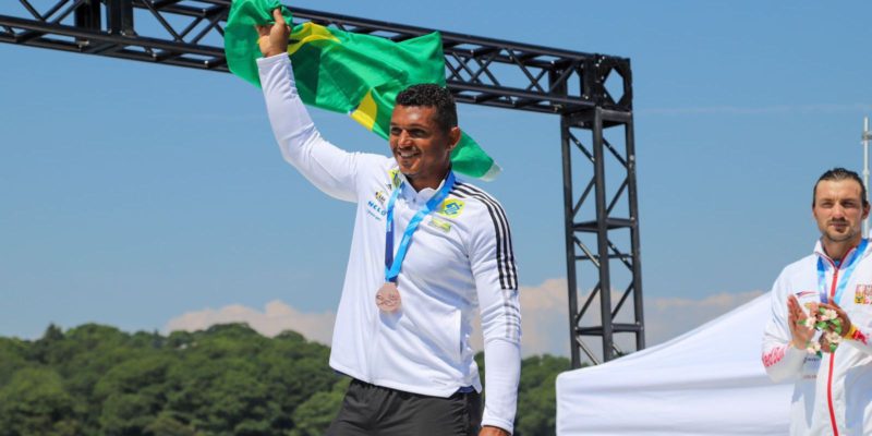 Isaquias Queiroz é campeão mundial no C1 500 metros no Canadá