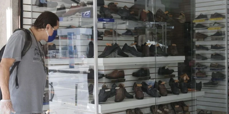IBGE: vendas no varejo caem 1,4% em junho