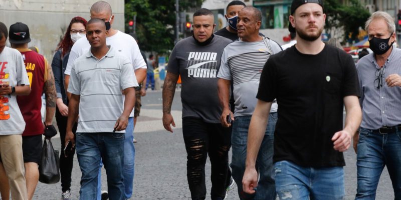 Cresce o número de brasileiros que não usam mais máscaras de proteção