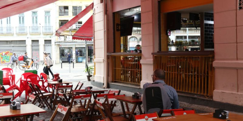 IBGE: 2020 registrou queda em serviços de alimentação e turismo