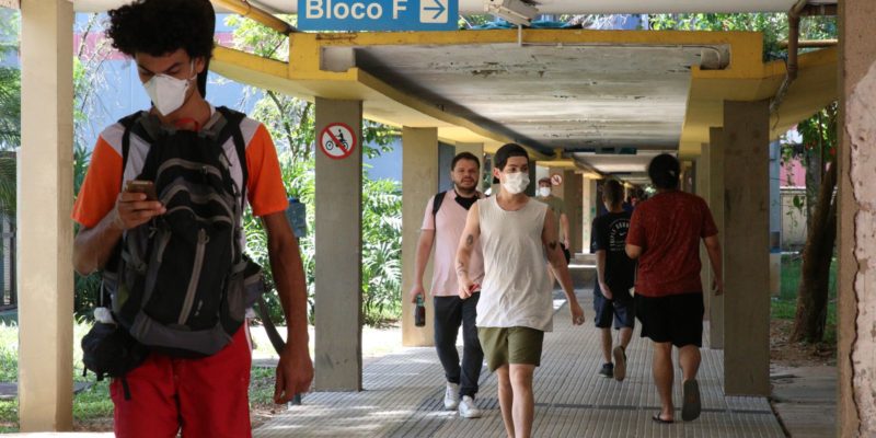 USP deixa de exigir uso de máscara em ambientes fechados