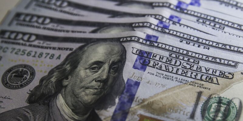 Dólar sobe para R$ 5,24 com medo de recessão no exterior