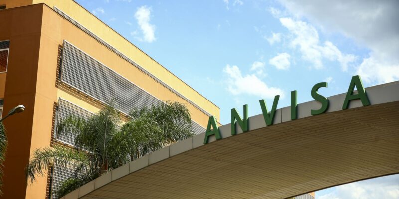 Anvisa proíbe uso de lotes de substância que contaminou petisco canino