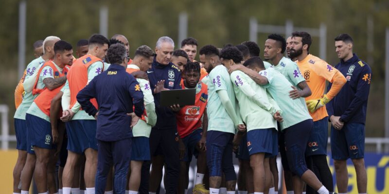 Com equipe completa, Tite comanda treino em Le Havre