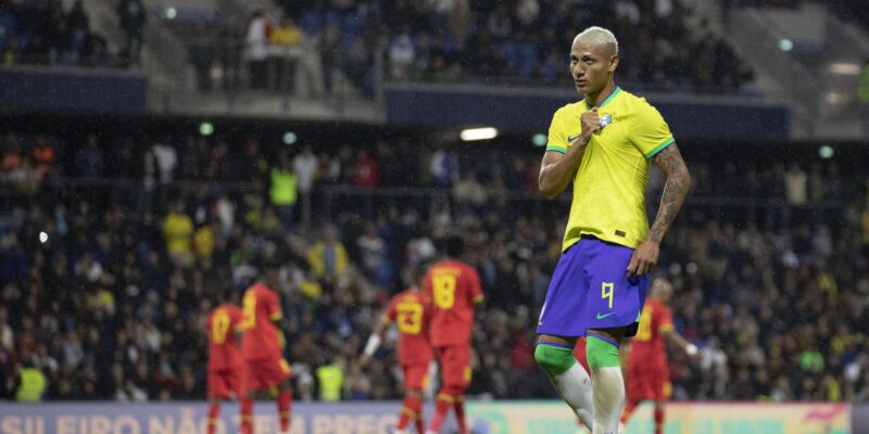 Com Richarlison artilheiro, Brasil derrota Gana em partida amistosa