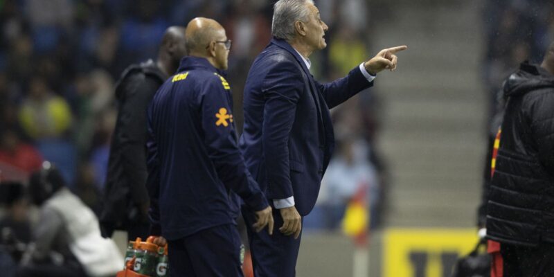 Tite diz que Brasil mostrou equilíbrio mesmo com quinteto ofensivo