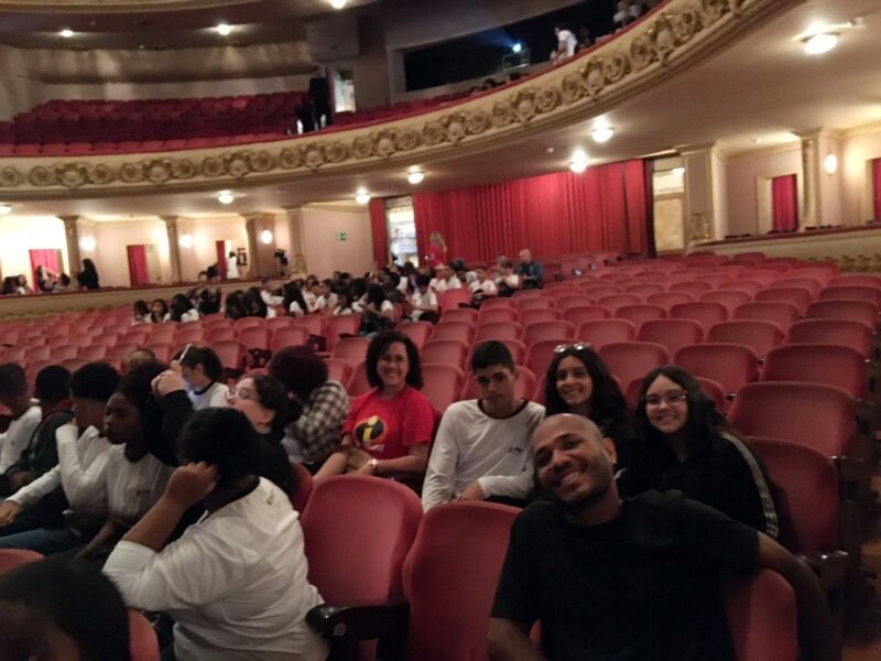 Alunos da rede pública de Volta Redonda participam de pré-estreia no Theatro Municipal do Rio