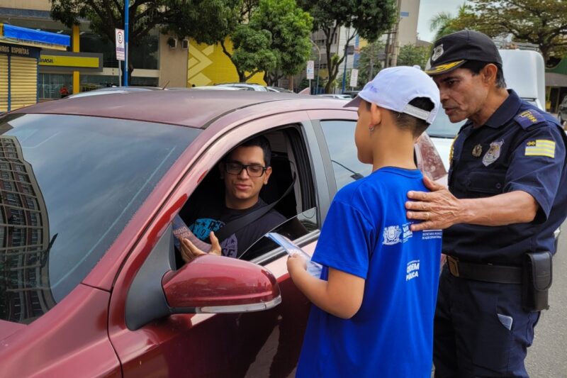 Semana Nacional do Trânsito: Guarda Mirim promove blitz educativa em Volta Redonda