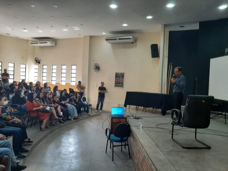 neurocirurgião ministra palestra e entrega autobiografia assinada para alunos do CEI – Barra Mansa