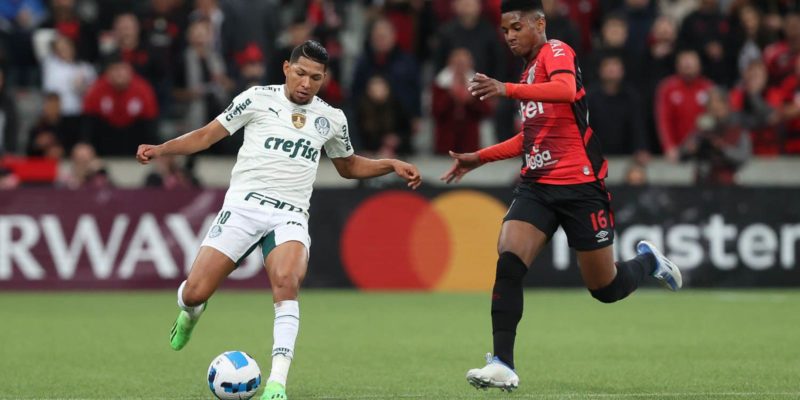 Palmeiras e Athletico-PR decidem primeiro finalista da Libertadores