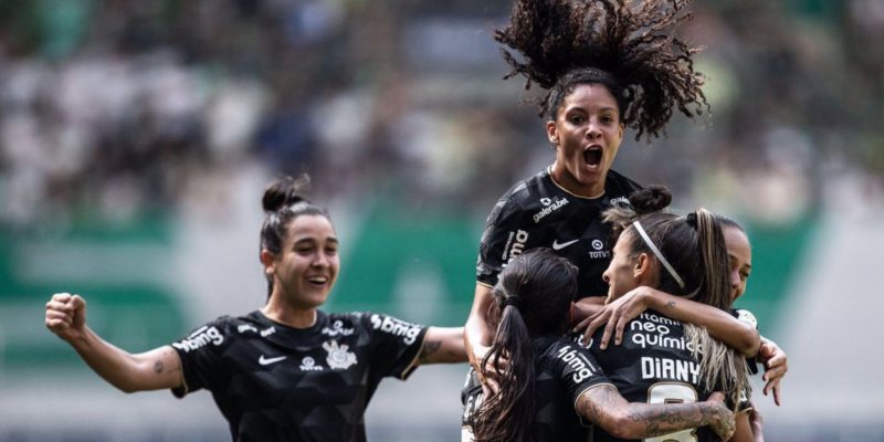 Corinthians goleia Palmeiras e vai à final