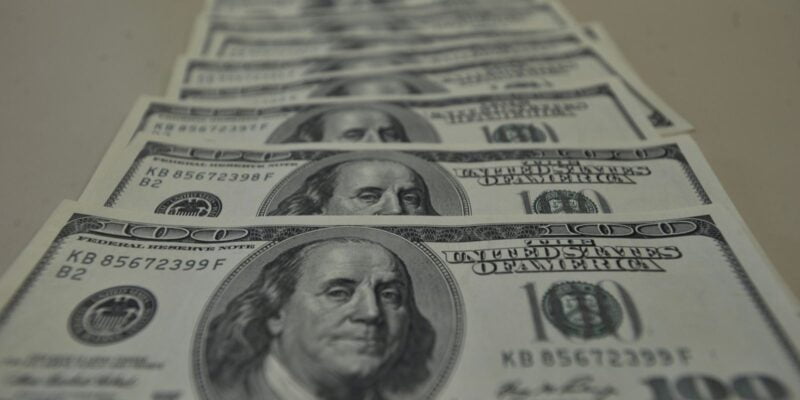 Dólar cai para R$ 5,15 na véspera de reunião do Copom