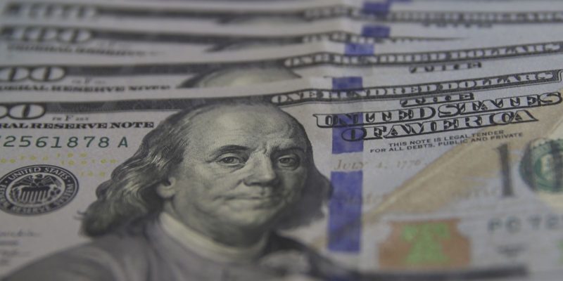 Dólar cai para R$ 5,20 e euro sobe para mesmo nível da moeda americana
