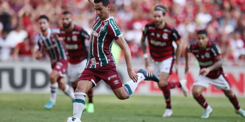 Fluminense bate Flamengo e dorme na vice-liderança do Brasileiro