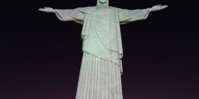 Cristo ganha hoje cores rosa e azul contra o câncer de mama e próstata