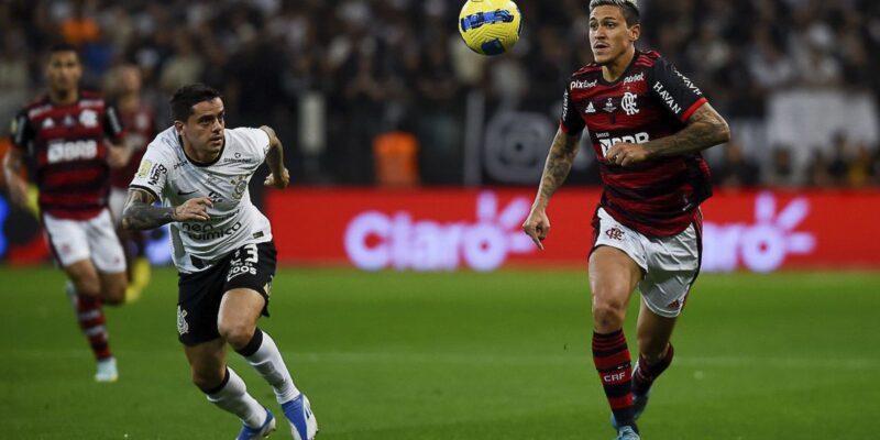 Flamengo e Corinthians buscam título da Copa do Brasil no Maracanã
