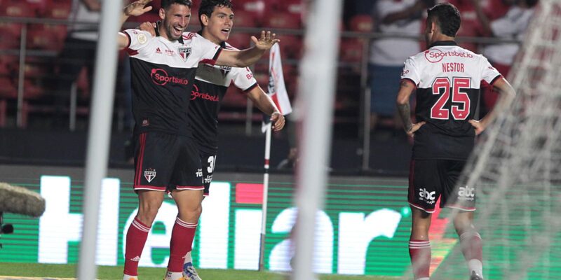 Com Calleri artilheiro, São Paulo bate o Coritiba no Morumbi