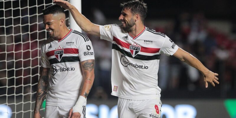 São Paulo arranca vitória sobre Atlético-GO no Morumbi