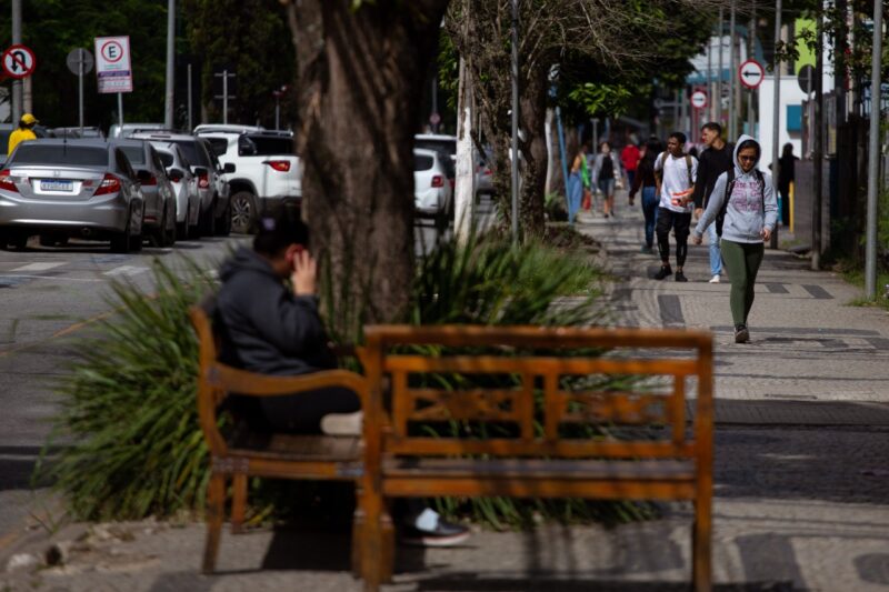 Calçadas da Rua 33, em Volta Redonda, recebem reparos emergenciais antes de obra definitiva