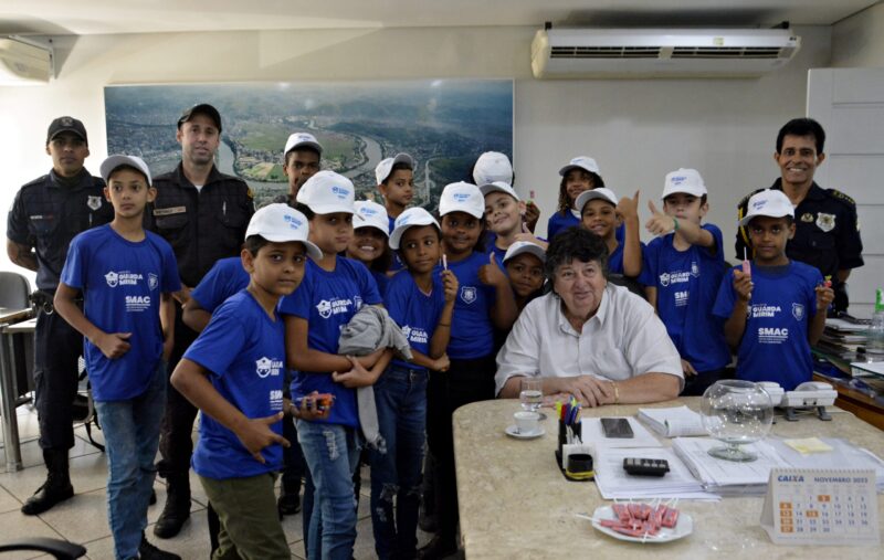 Crianças do projeto Guarda Mirim conhecem o prefeito Neto