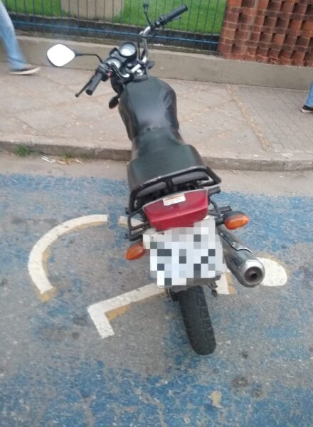 Guarda Municipal de Volta Redonda recolhe moto estacionada em vaga para deficientes