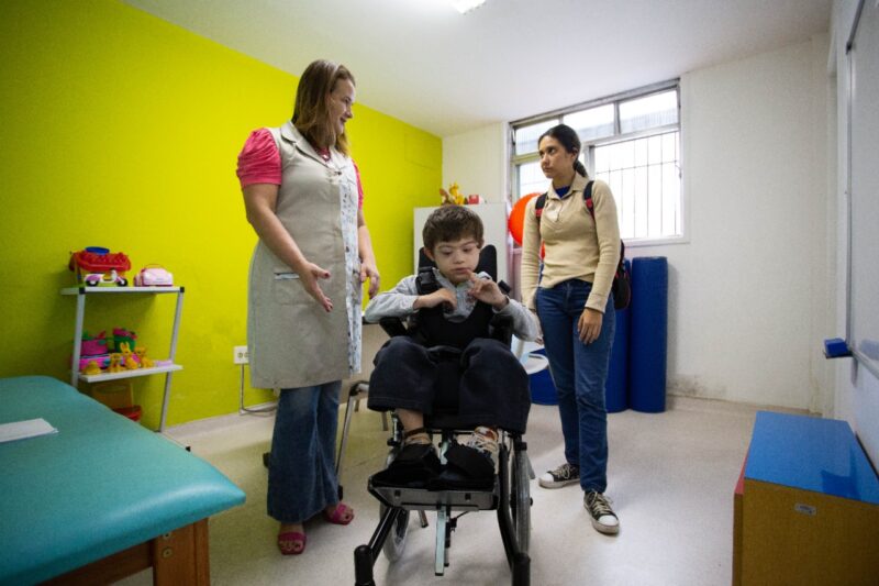 Prefeitura de Volta Redonda entrega cadeiras de rodas a usuários de centro de reabilitação