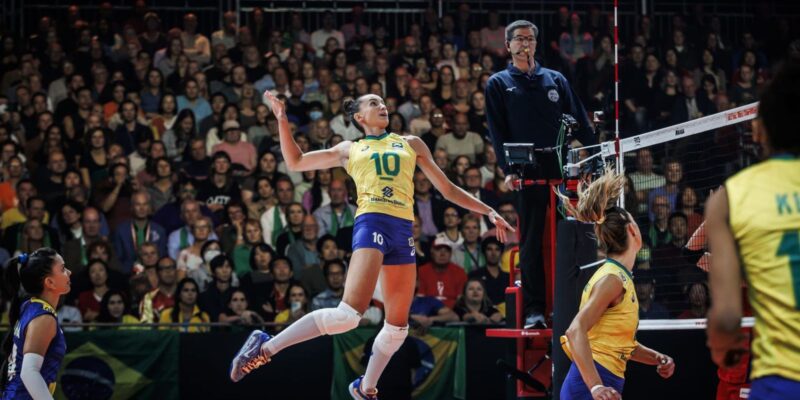 Brasil vira contra Japão e pega Itália na semi do Mundial de Vôlei