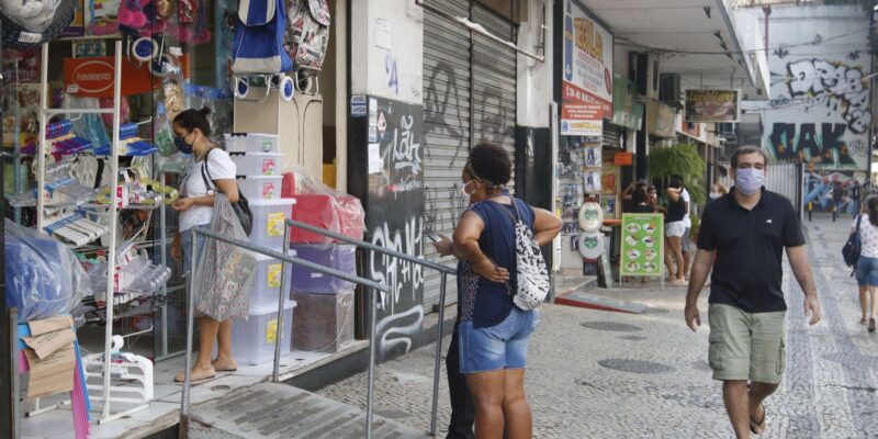 Comércio varejista tem queda de 0,1% em agosto, diz IBGE