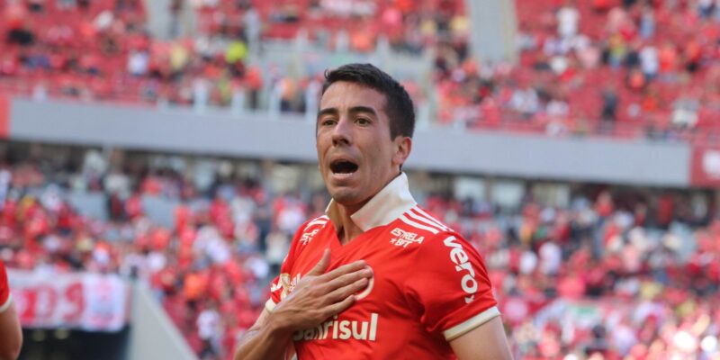 Inter vence Santos e retoma vice-liderança do Brasileirão