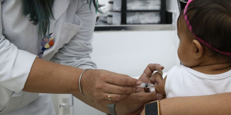 País recebe vacinas contra covid-19 para crianças de 6 meses a 3 anos