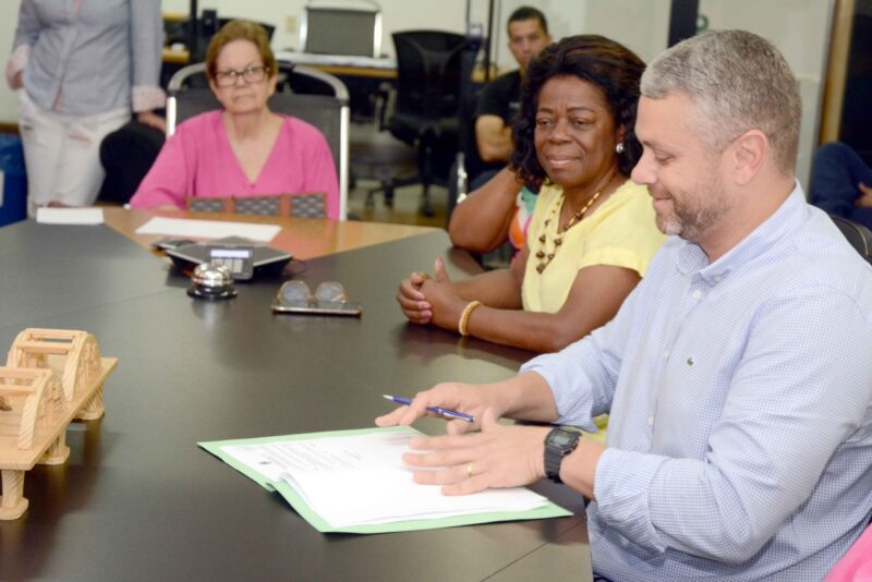 Rodrigo Drable sanciona atualização da lei que prevê educação antirracista na rede municipal de ensino – Barra Mansa