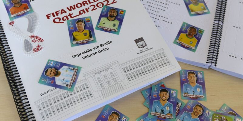 Pessoas com deficiência visual ganham álbum da Copa em braille