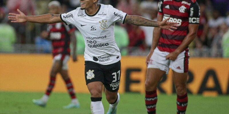 Corinthians derrota Flamengo no Maracanã e se garante na Libertadores