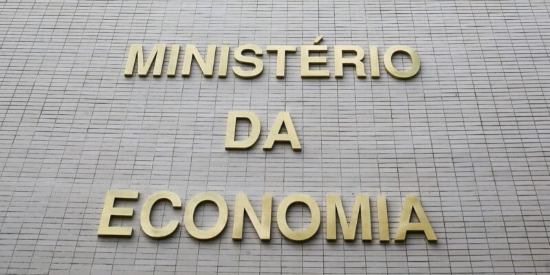 Governo bloqueia mais R$ 5,7 bi do Orçamento para cumprir teto