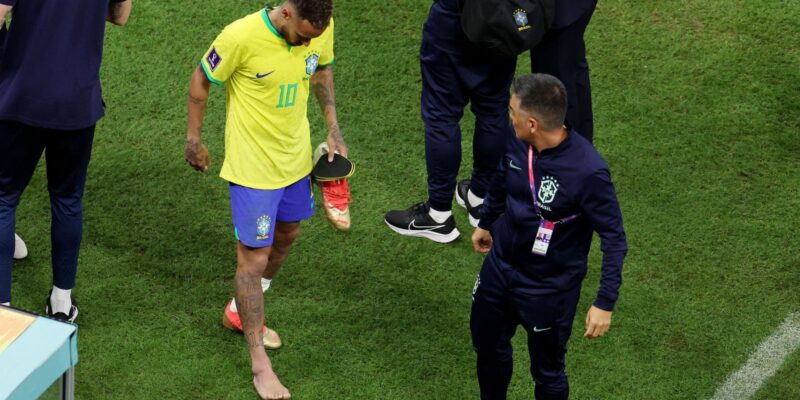 Neymar realiza exames em hospital para avaliar lesão