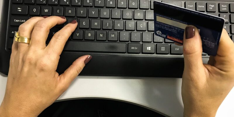 Vendas pela internet são alvos de campanha global neste Natal