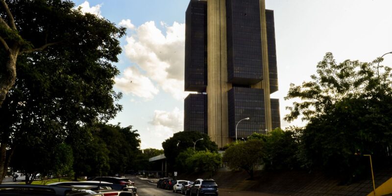 Juros médios cobrados pelos bancos chega a 42,2% ao ano em outubro