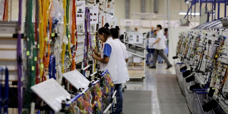 Indústria recua em setembro em 12 locais pesquisados pelo IBGE