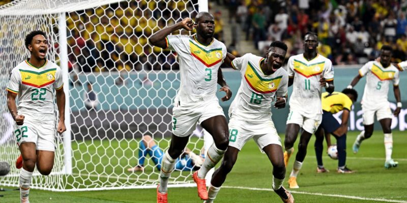 Com homenagem a ídolo, Senegal bate Equador e vai às oitavas da Copa