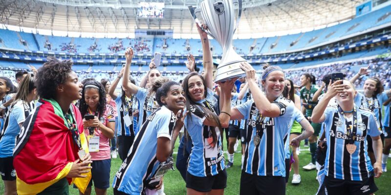 Grêmio e Botafogo superam rivais e conquistam Estaduais femininos