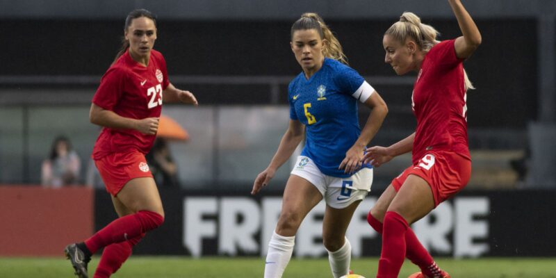 Brasil sofre nas jogadas pelo alto e perde amistoso para o Canadá