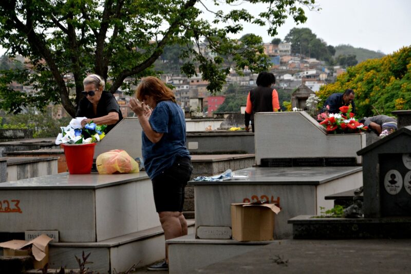 Cemitério Municipal de Volta Redonda recebe cerca de dez mil pessoas no Dia de Finados
