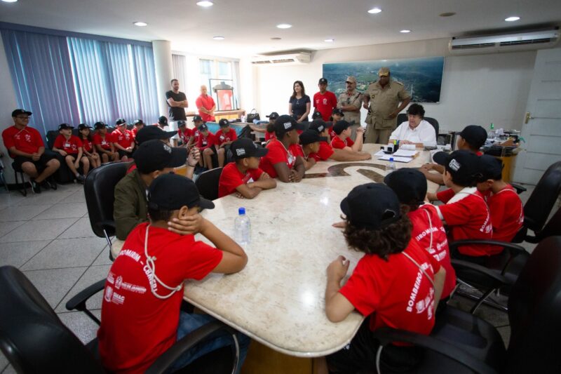 Crianças do projeto Bombeiro Mirim visitam o prefeito Neto
