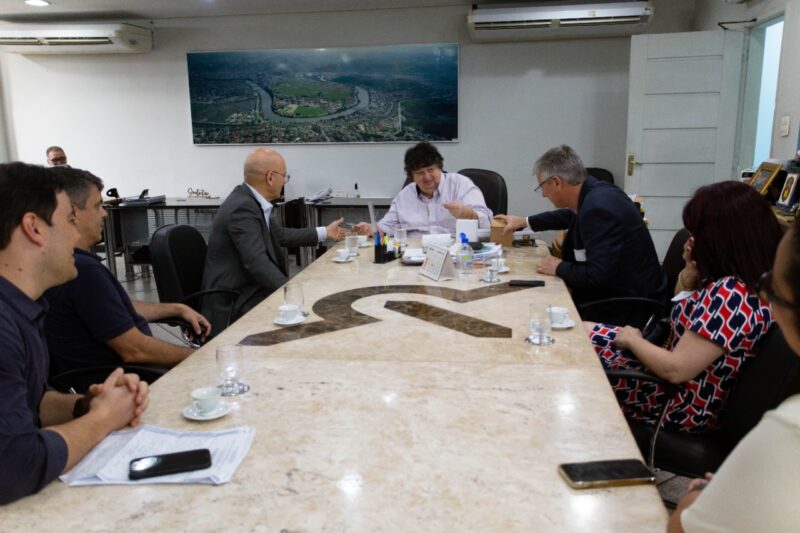 Neto se reúne com diretores de nova rede educacional que chega a Volta Redonda