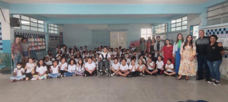 Prefeitura de Volta Redonda entrega cadeira de rodas para auxiliar aluno com deficiência