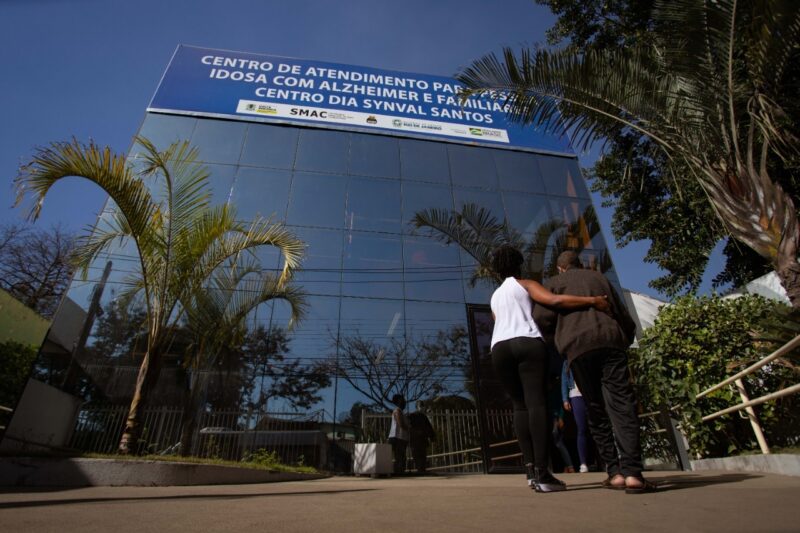 Volta Redonda firma parceria com IFRJ para utilização de robô no cuidado de pacientes com Alzheimer