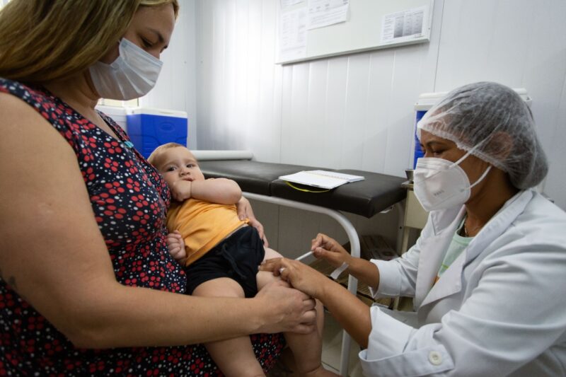 Volta Redonda inicia vacinação contra a Covid-19 em bebês a partir de seis meses