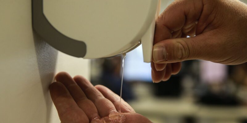 Covid-19: Anvisa libera venda de álcool 70% na forma líquida