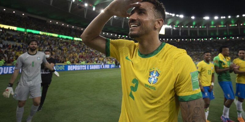 Danilo não se vê ameaçado por Dani Alves na lateral-direita da seleção