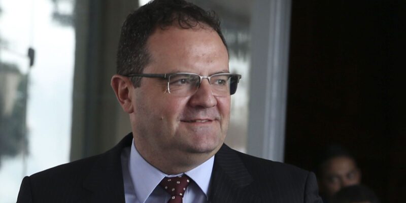 Ministro da Economia oferece equipe para transição, diz Barbosa